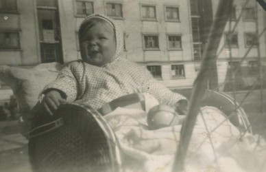 Dziecko z lalką w wilkinowym