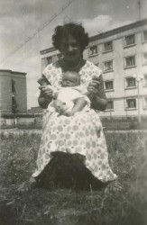 Mloda mama i dziecko pozują