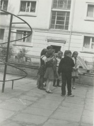 Podwórkowa narada. Grupa