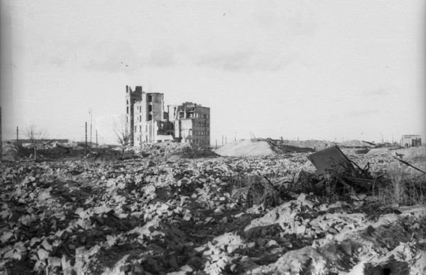 <strong>plac Muranowski</strong>, 1945